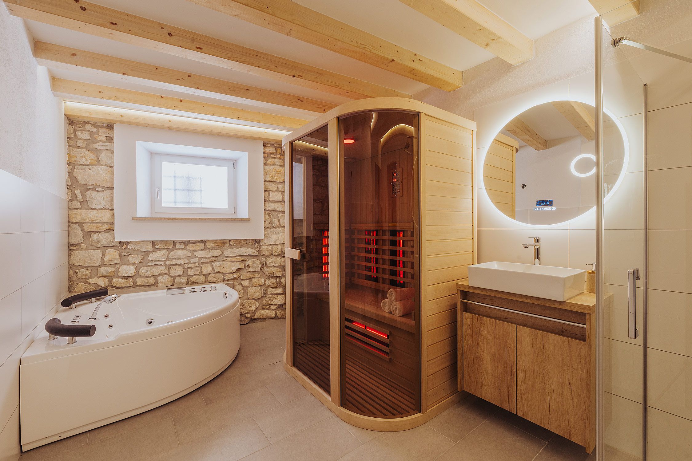 Wellness s savno, masažno kadjo in umivalnikom