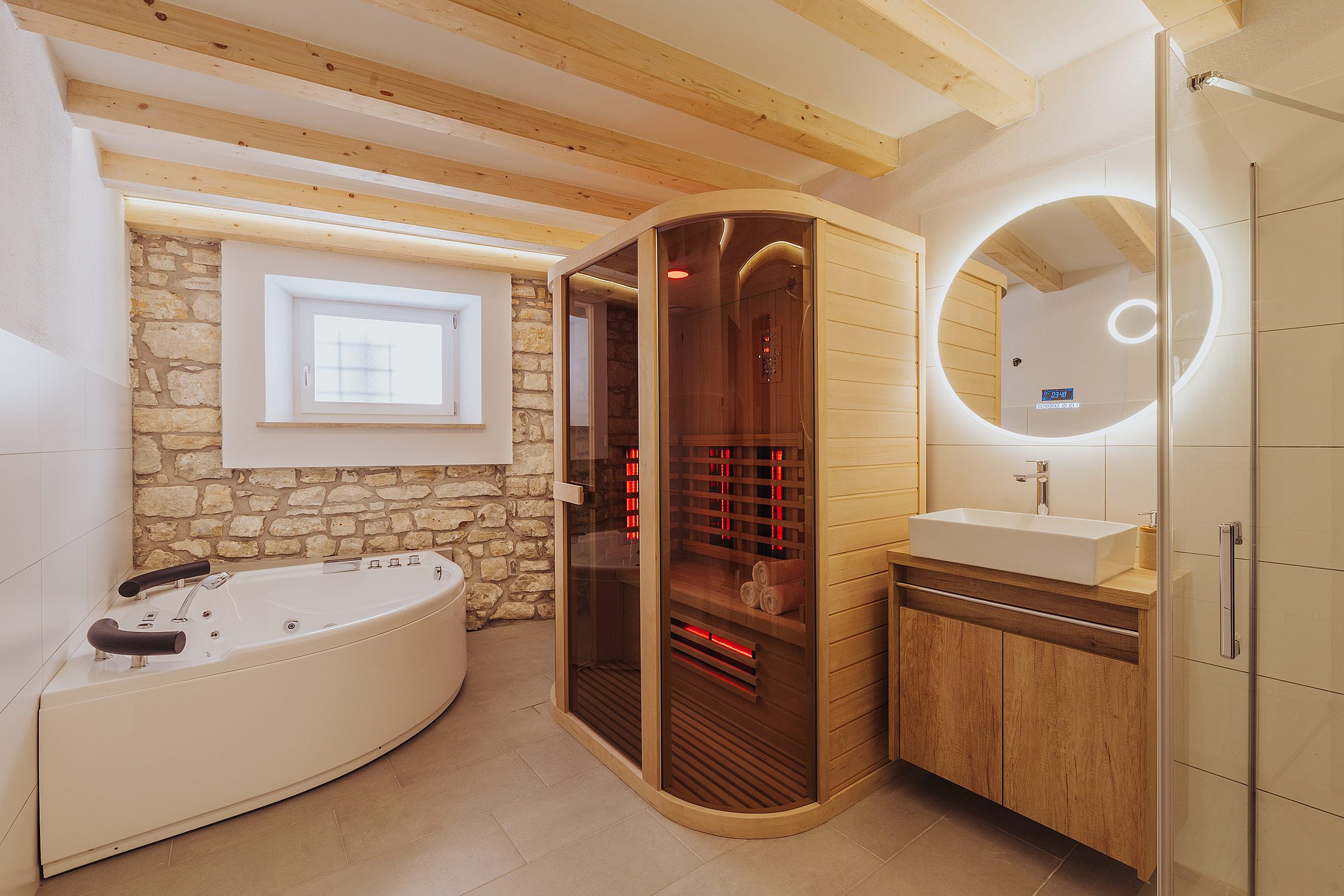Wellness v pritličju s savno in masažno kadjo